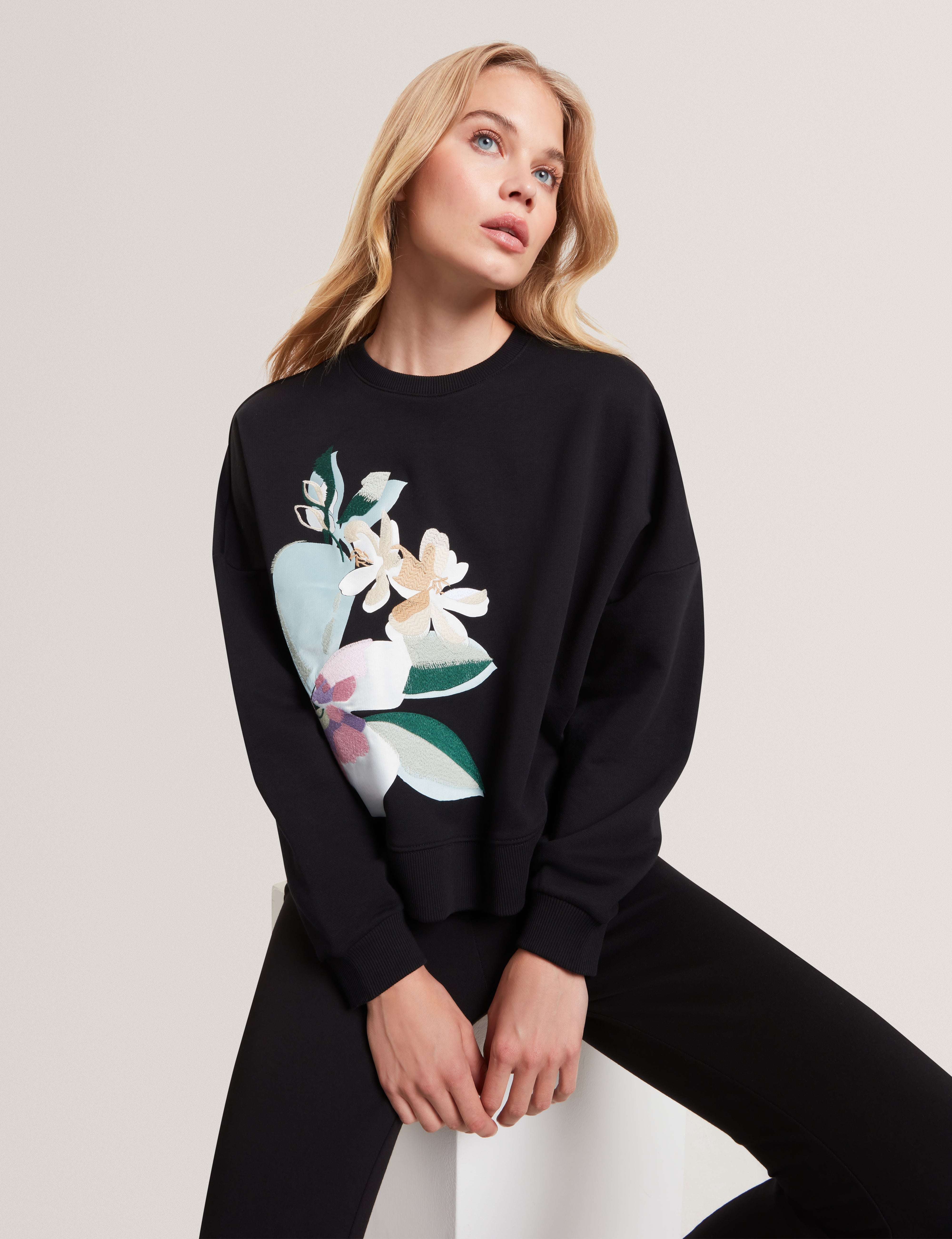 Brookla Printed Embroidered Sweatshirt Black