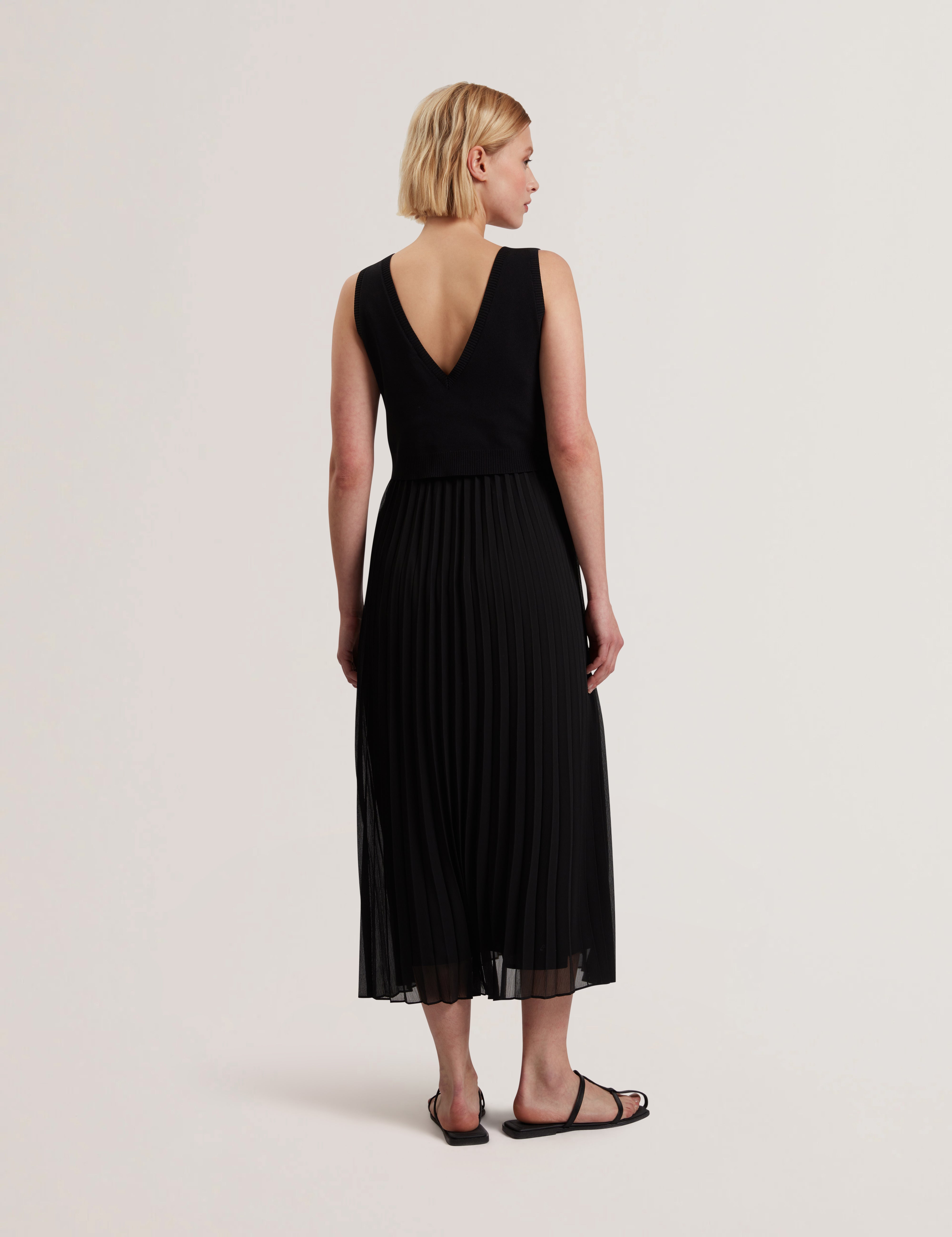 Larnahh 2-In-1 Pleated Cami Dress With Knit Black