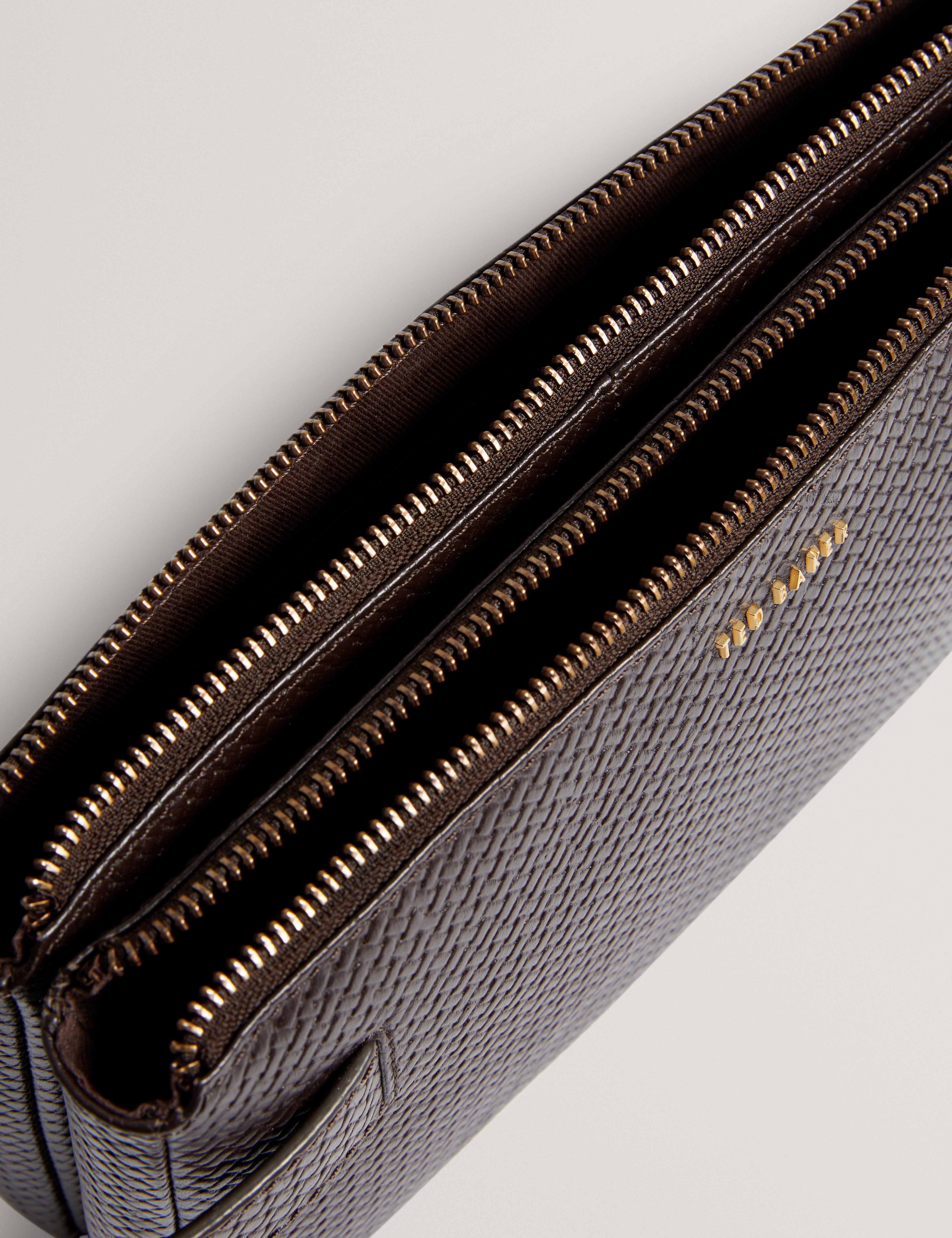 Coben Weave Texture Leather Pouch Brn-Choc