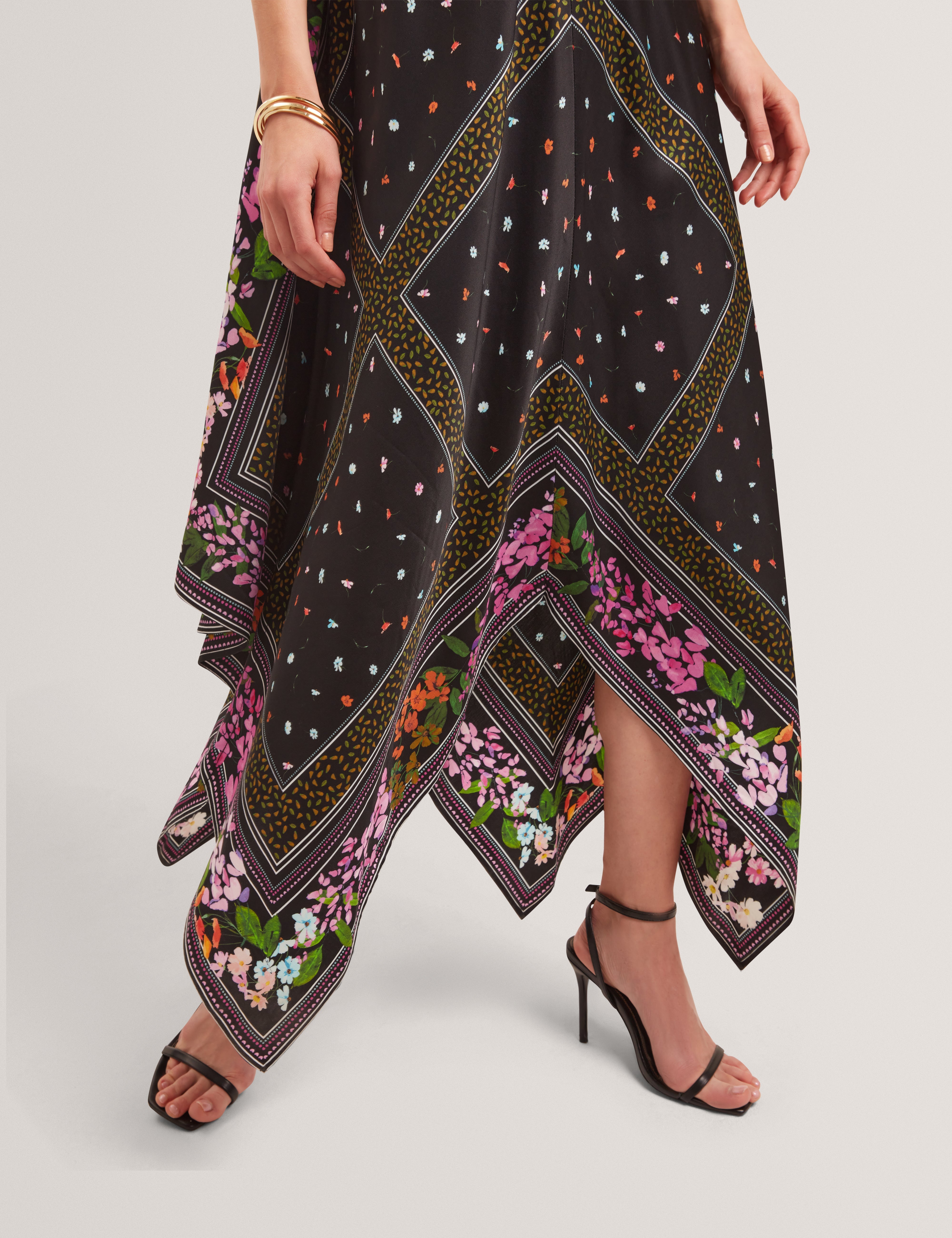 Lariia Printed V Neck Slip Dress Black