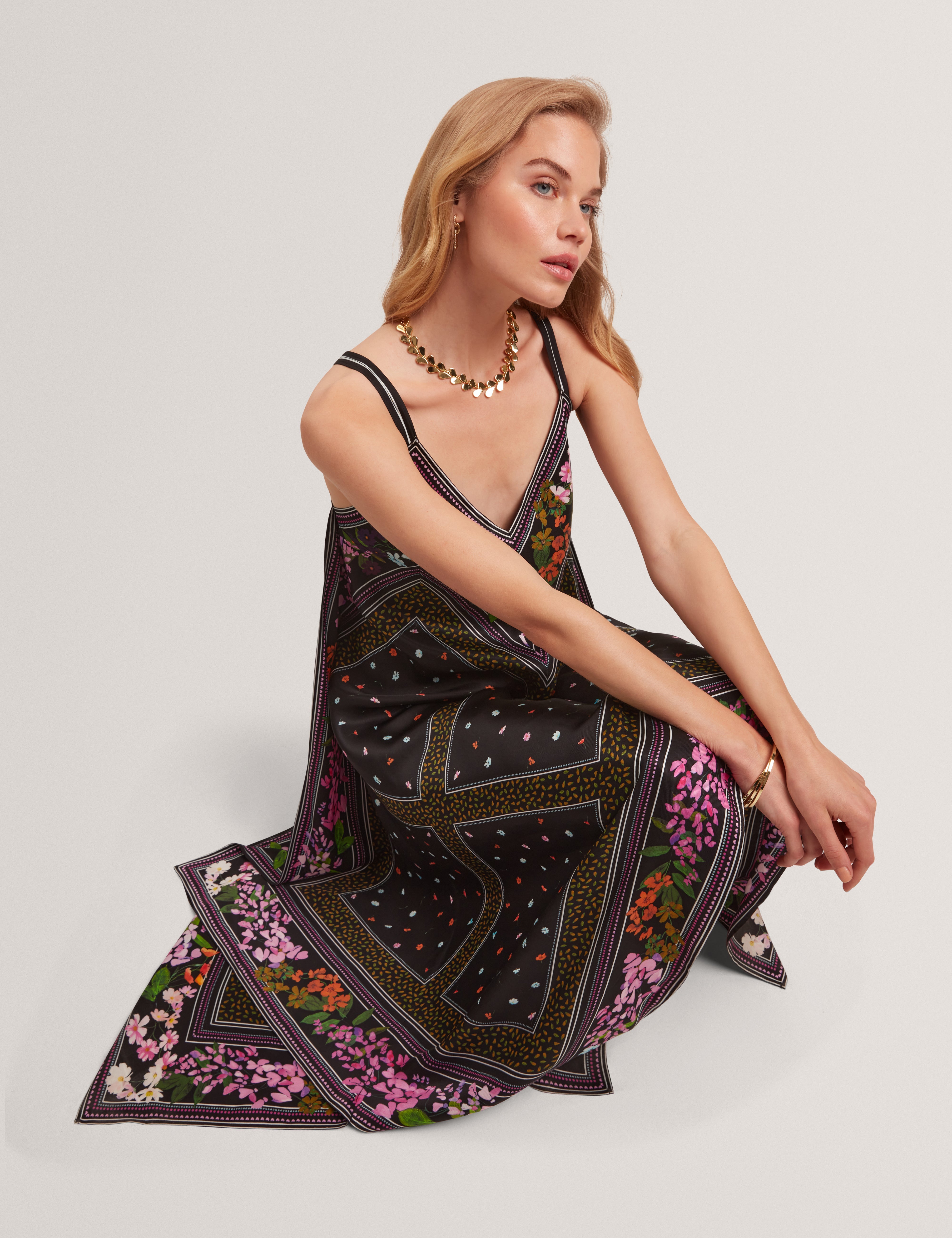 Lariia Printed V Neck Slip Dress Black