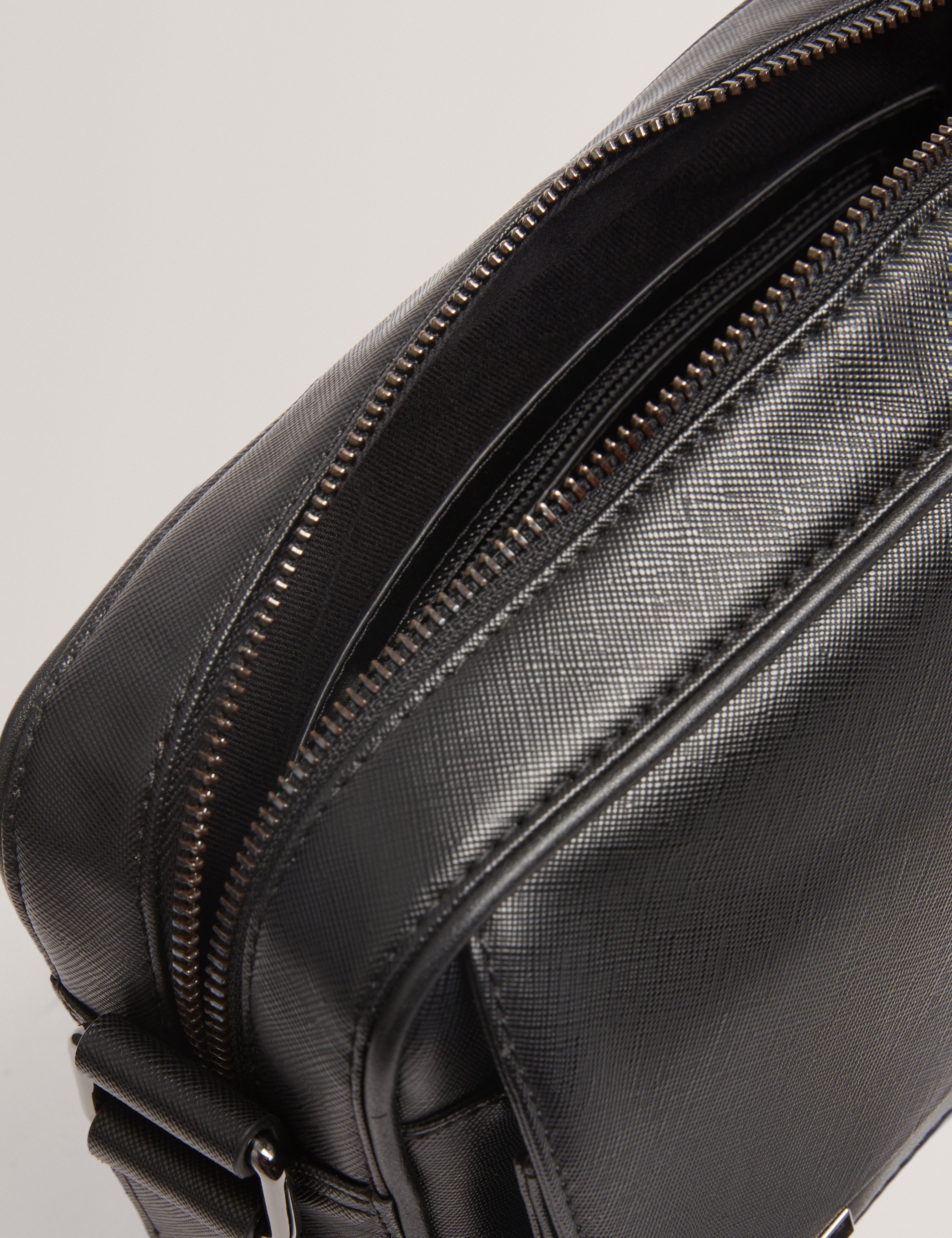 Sampson Tie Bar Detail Pu Messenger Bag Black