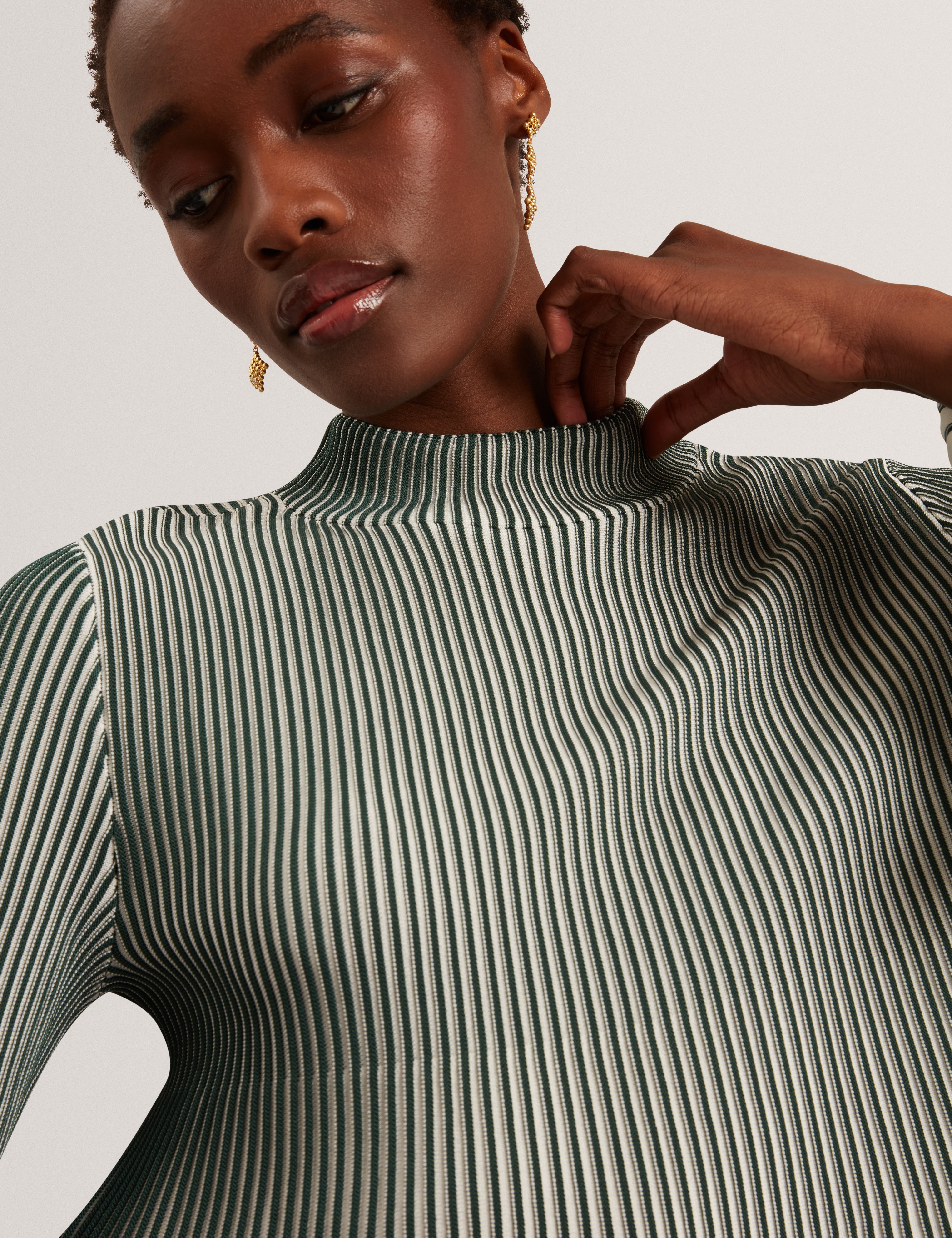 Aeris Ribbed Top With Fluted Hem And Sleeves Dk-Green