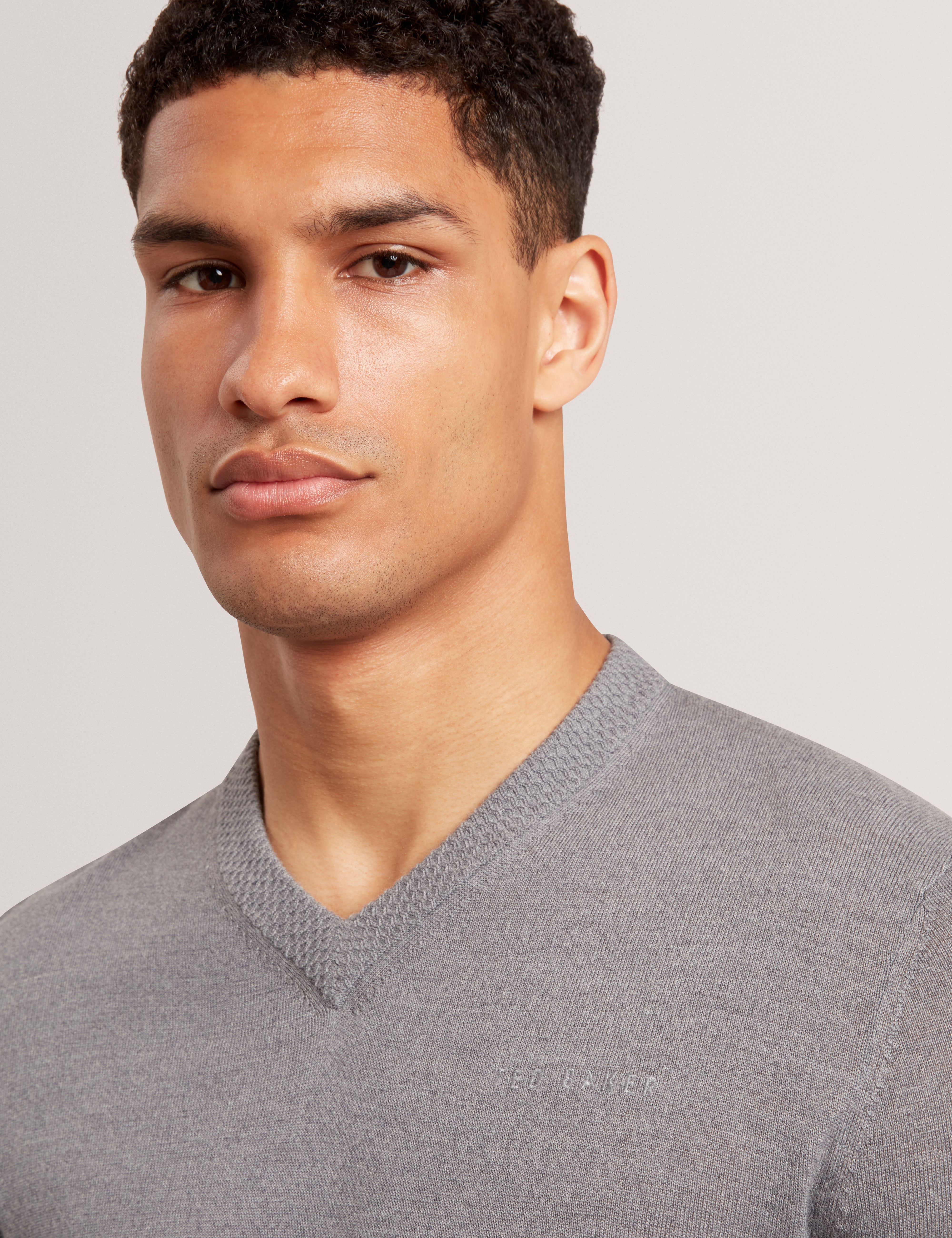 Resye Branded Merino V-Neck Jumper Mid-Grey