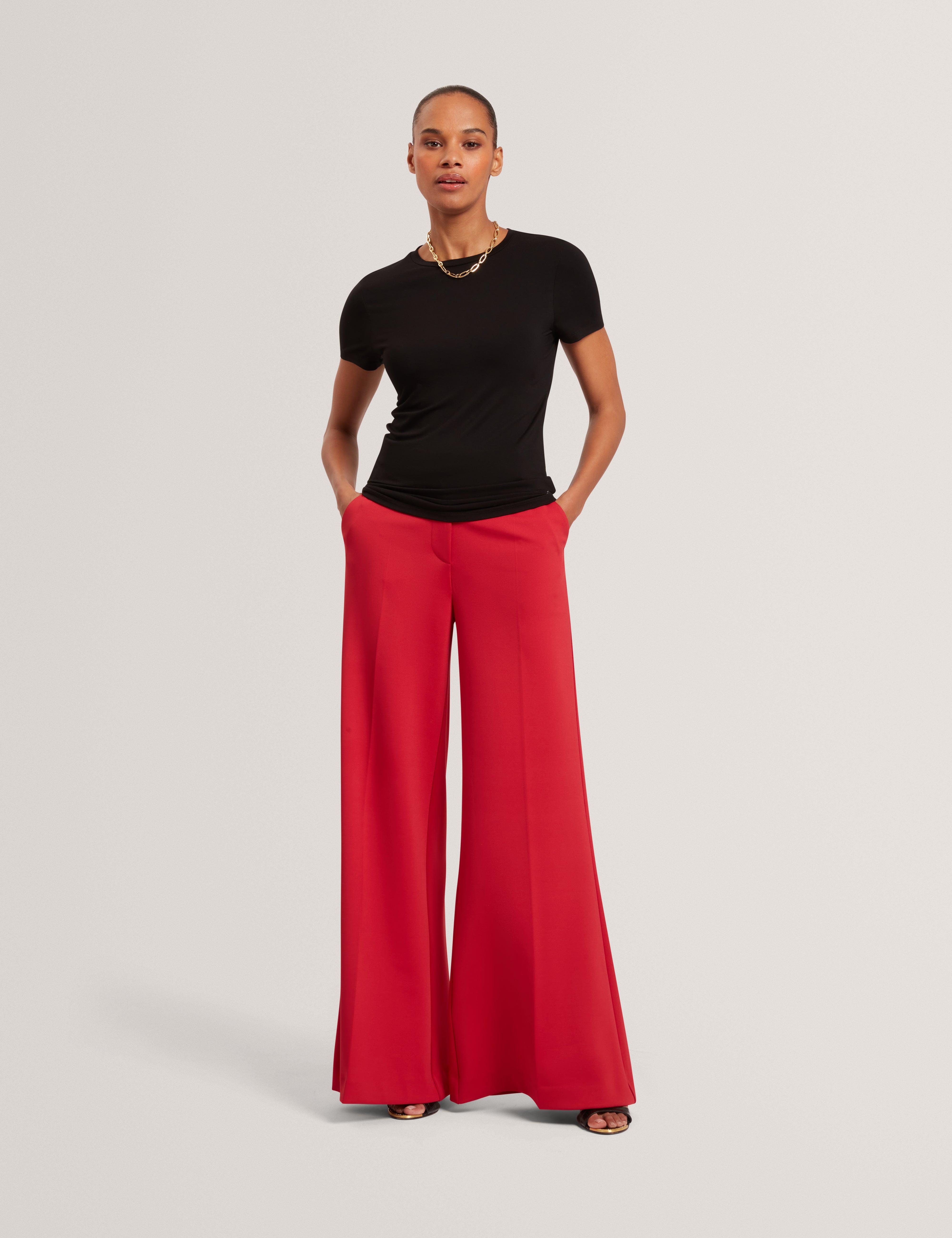 Larnaa Short Sleeve Fitted Tee Black