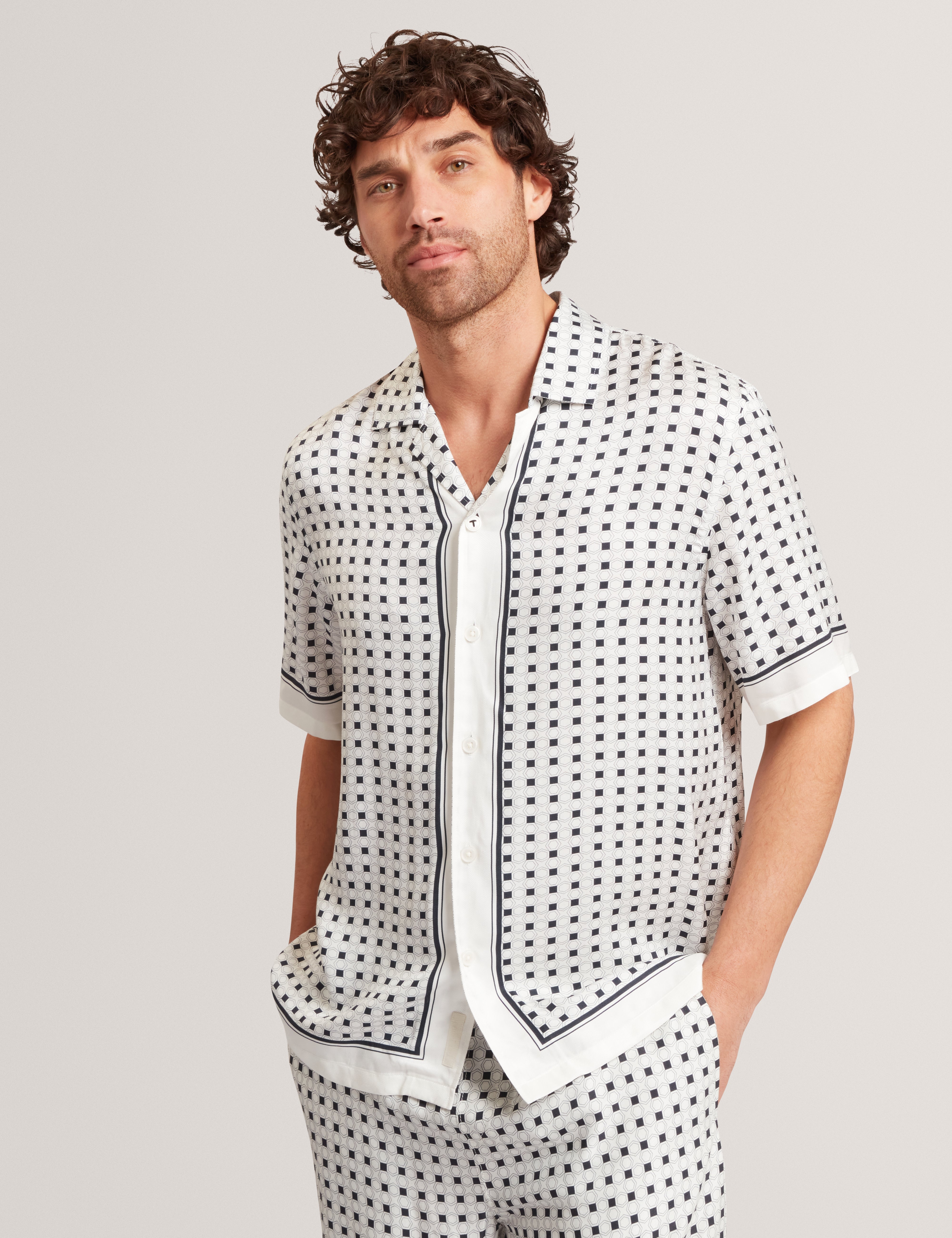 Ferran Ss Relaxed Boarder Print Geo Shirt Ecru