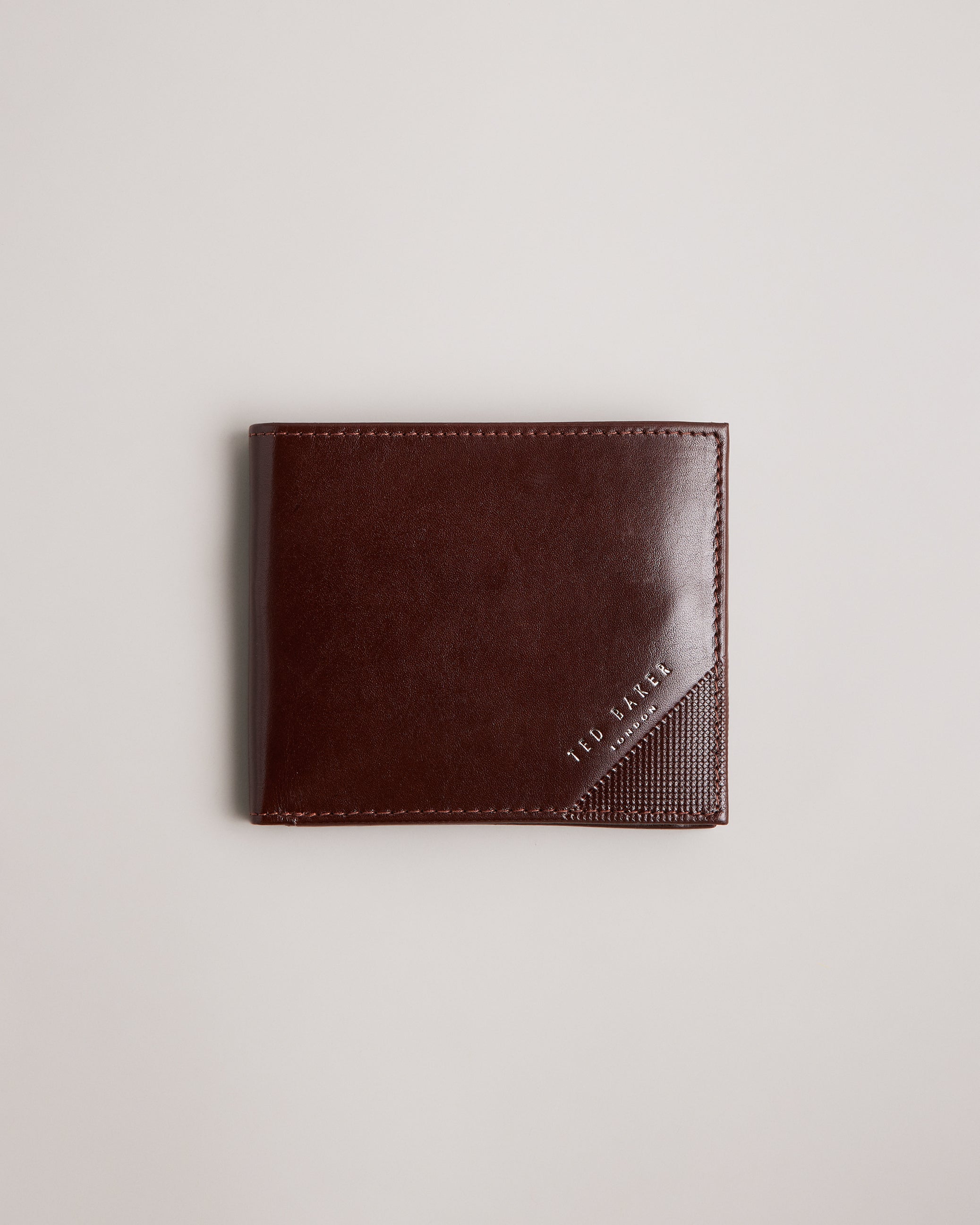 Prugs Embossed Corner Leather Bifold Coin Wall Brown