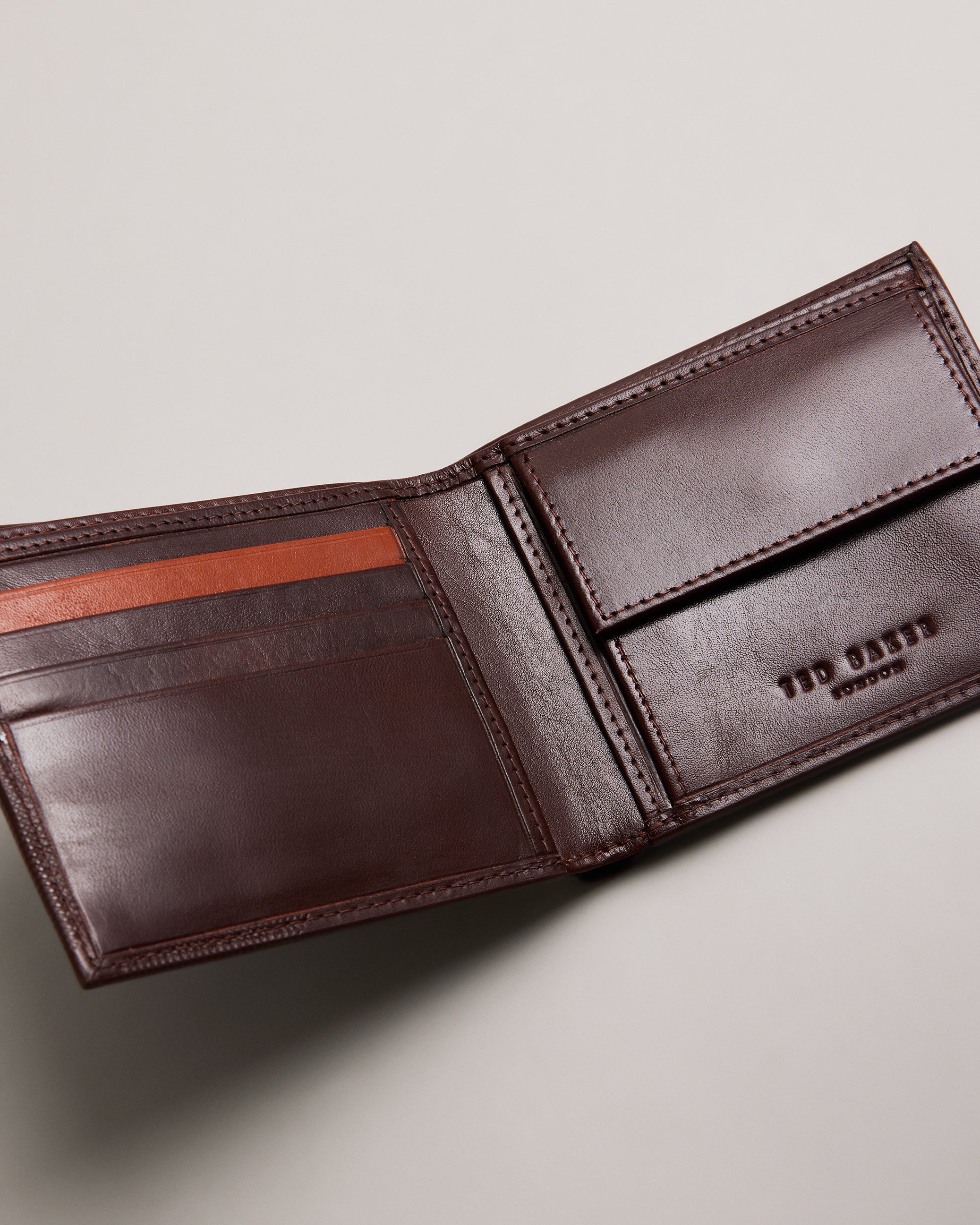 Prugs Embossed Corner Leather Bifold Coin Wall Brown