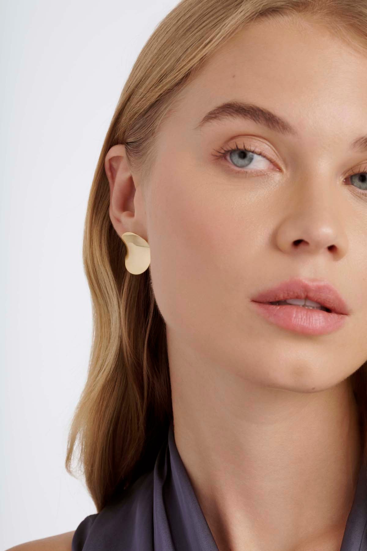 Conya Concave Large Stud Earrings Gold